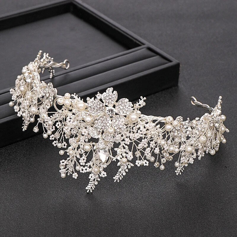 Elegance Reigns: Crystal Flower Tiara Crown - Baroque Beauty for Your Special Occasion!