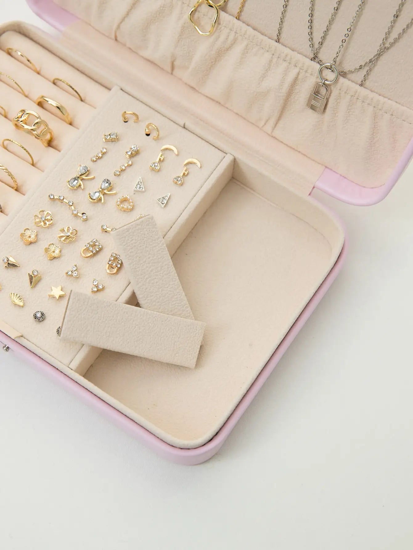 Elevate Your Jewelry Storage: Premium Medium-Sized Lightweight Leather Organizer!
