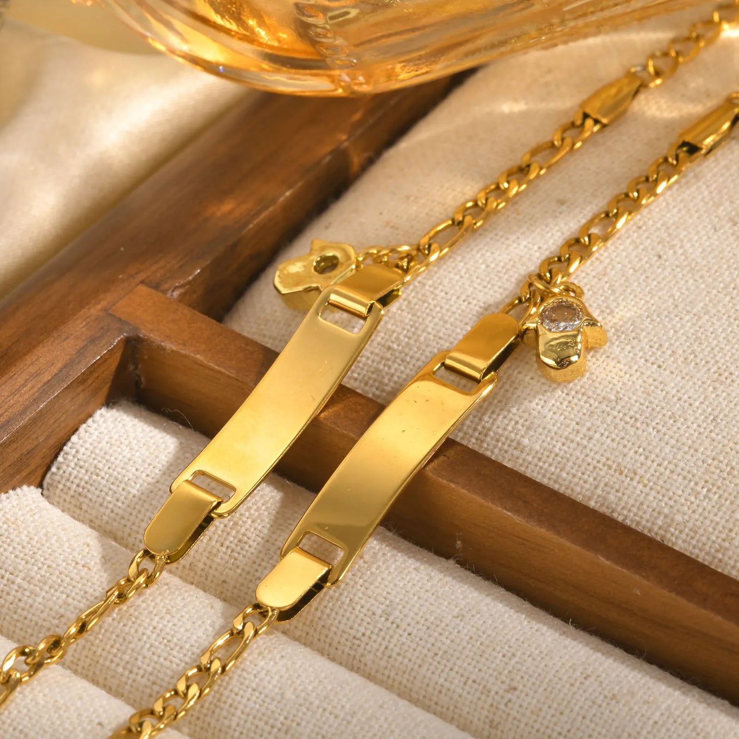 Gold bracelet with a clasp 